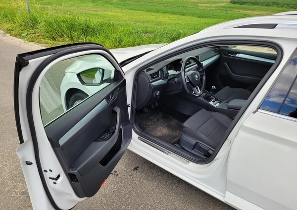 Skoda Superb cena 64900 przebieg: 211880, rok produkcji 2018 z Szczecin małe 301